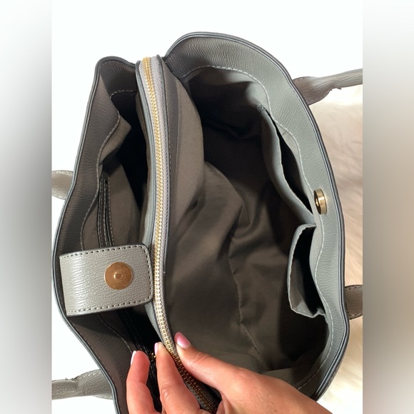 🎉4x Host Pick!🎉 Bebe gray tote bag gold includes removable shoulder strap NWOT - Picture 5 of 16